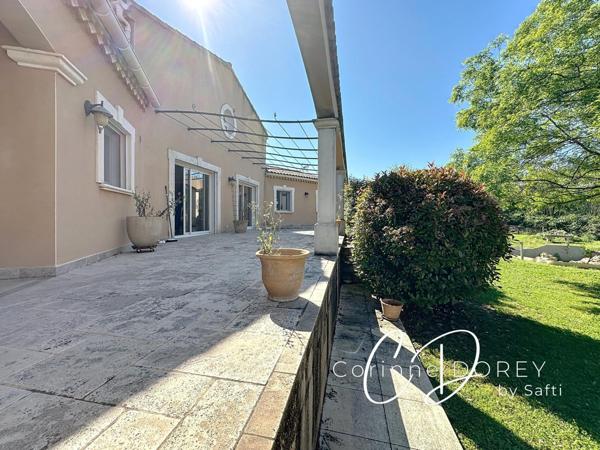 Villa de plain pied - 3 chambres - double garage et dépendance