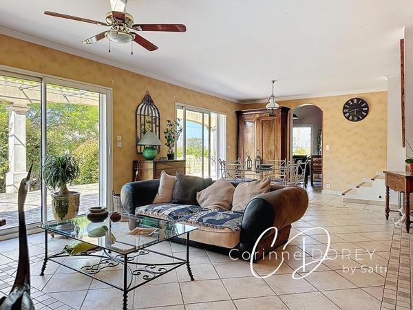 Villa de plain pied - 3 chambres - double garage et dépendance