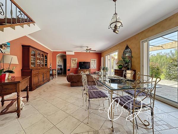 Villa de plain pied - 3 chambres - double garage et dépendance