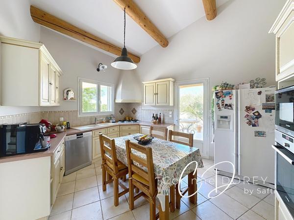 Villa de plain pied - 3 chambres - double garage et dépendance