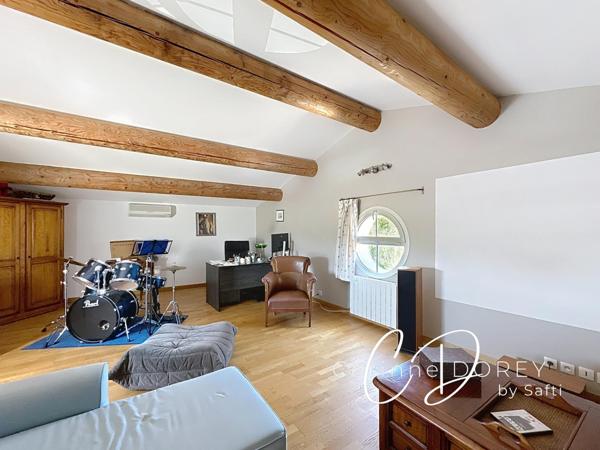 Villa de plain pied - 3 chambres - double garage et dépendance