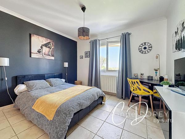 Villa de plain pied - 3 chambres - double garage et dépendance