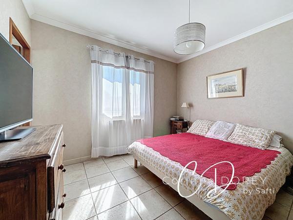 Villa de plain pied - 3 chambres - double garage et dépendance