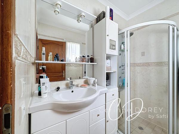 Villa de plain pied - 3 chambres - double garage et dépendance