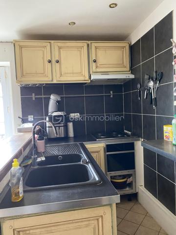 Duplex 55 m² en plein cœur de Châteauneuf-en-Thymerais – Nature et commodités à pied

Idéalement situé en centre-ville, dans une petite copropriété calme de seulement 8 logements, cet appartement de 55 m² saura vous séduire par son agencement fonctionnel et son environnement privilégié.

Au rez-de-chaussée, vous découvrirez une belle pièce de vie conviviale avec cuisine ouverte sur le salon-séjour, parfaite pour partager des moments en famille ou entre amis.
Une salle de bain équipée d’une grande baignoire ainsi qu’un WC complètent ce niveau.
À l’étage, l’espace nuit offre deux chambres confortables.

Vous bénéficierez d’un emplacement recherché avec tous les commerces, services et établissements scolaires accessibles à pied : école maternelle, primaire et collège. Les transports scolaires pour le lycée sont assurés.

Les amoureux de la nature apprécieront la proximité immédiate de la forêt domaniale, idéale pour les randonnées, balades et activités sportives en plein air.

Les atouts :
Duplex fonctionnel
Petite copropriété calme
Centre-ville et commerces à pied
Écoles et transports scolaires à proximité
Environnement naturel privilégié

Un bien idéal pour un premier achat, un jeune couple ou un investissement locatif.

À visiter rapidement !