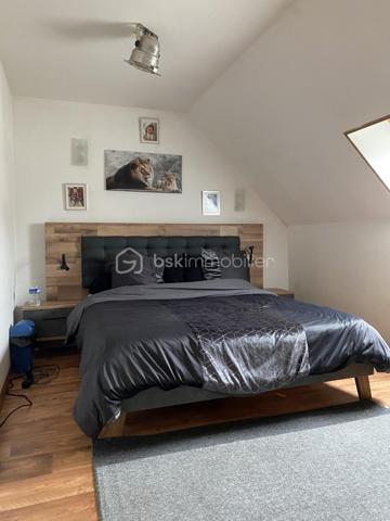 Duplex 55 m² en plein cœur de Châteauneuf-en-Thymerais – Nature et commodités à pied

Idéalement situé en centre-ville, dans une petite copropriété calme de seulement 8 logements, cet appartement de 55 m² saura vous séduire par son agencement fonctionnel et son environnement privilégié.

Au rez-de-chaussée, vous découvrirez une belle pièce de vie conviviale avec cuisine ouverte sur le salon-séjour, parfaite pour partager des moments en famille ou entre amis.
Une salle de bain équipée d’une grande baignoire ainsi qu’un WC complètent ce niveau.
À l’étage, l’espace nuit offre deux chambres confortables.

Vous bénéficierez d’un emplacement recherché avec tous les commerces, services et établissements scolaires accessibles à pied : école maternelle, primaire et collège. Les transports scolaires pour le lycée sont assurés.

Les amoureux de la nature apprécieront la proximité immédiate de la forêt domaniale, idéale pour les randonnées, balades et activités sportives en plein air.

Les atouts :
Duplex fonctionnel
Petite copropriété calme
Centre-ville et commerces à pied
Écoles et transports scolaires à proximité
Environnement naturel privilégié

Un bien idéal pour un premier achat, un jeune couple ou un investissement locatif.

À visiter rapidement !