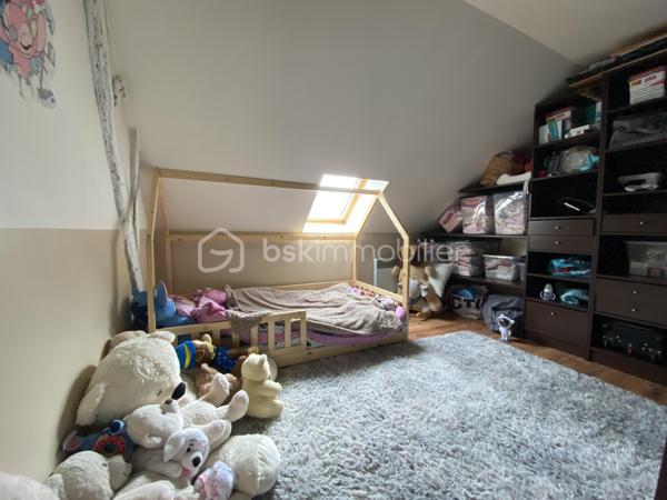 Duplex 55 m² en plein cœur de Châteauneuf-en-Thymerais – Nature et commodités à pied

Idéalement situé en centre-ville, dans une petite copropriété calme de seulement 8 logements, cet appartement de 55 m² saura vous séduire par son agencement fonctionnel et son environnement privilégié.

Au rez-de-chaussée, vous découvrirez une belle pièce de vie conviviale avec cuisine ouverte sur le salon-séjour, parfaite pour partager des moments en famille ou entre amis.
Une salle de bain équipée d’une grande baignoire ainsi qu’un WC complètent ce niveau.
À l’étage, l’espace nuit offre deux chambres confortables.

Vous bénéficierez d’un emplacement recherché avec tous les commerces, services et établissements scolaires accessibles à pied : école maternelle, primaire et collège. Les transports scolaires pour le lycée sont assurés.

Les amoureux de la nature apprécieront la proximité immédiate de la forêt domaniale, idéale pour les randonnées, balades et activités sportives en plein air.

Les atouts :
Duplex fonctionnel
Petite copropriété calme
Centre-ville et commerces à pied
Écoles et transports scolaires à proximité
Environnement naturel privilégié

Un bien idéal pour un premier achat, un jeune couple ou un investissement locatif.

À visiter rapidement !