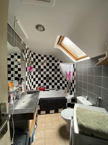 Duplex 55 m² en plein cœur de Châteauneuf-en-Thymerais – Nature et commodités à pied

Idéalement situé en centre-ville, dans une petite copropriété calme de seulement 8 logements, cet appartement de 55 m² saura vous séduire par son agencement fonctionnel et son environnement privilégié.

Au rez-de-chaussée, vous découvrirez une belle pièce de vie conviviale avec cuisine ouverte sur le salon-séjour, parfaite pour partager des moments en famille ou entre amis.
Une salle de bain équipée d’une grande baignoire ainsi qu’un WC complètent ce niveau.
À l’étage, l’espace nuit offre deux chambres confortables.

Vous bénéficierez d’un emplacement recherché avec tous les commerces, services et établissements scolaires accessibles à pied : école maternelle, primaire et collège. Les transports scolaires pour le lycée sont assurés.

Les amoureux de la nature apprécieront la proximité immédiate de la forêt domaniale, idéale pour les randonnées, balades et activités sportives en plein air.

Les atouts :
Duplex fonctionnel
Petite copropriété calme
Centre-ville et commerces à pied
Écoles et transports scolaires à proximité
Environnement naturel privilégié

Un bien idéal pour un premier achat, un jeune couple ou un investissement locatif.

À visiter rapidement !