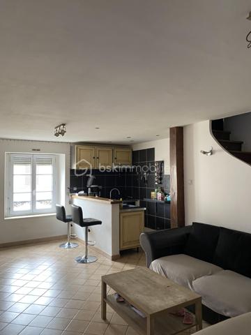 Duplex 55 m² en plein cœur de Châteauneuf-en-Thymerais – Nature et commodités à pied

Idéalement situé en centre-ville, dans une petite copropriété calme de seulement 8 logements, cet appartement de 55 m² saura vous séduire par son agencement fonctionnel et son environnement privilégié.

Au rez-de-chaussée, vous découvrirez une belle pièce de vie conviviale avec cuisine ouverte sur le salon-séjour, parfaite pour partager des moments en famille ou entre amis.
Une salle de bain équipée d’une grande baignoire ainsi qu’un WC complètent ce niveau.
À l’étage, l’espace nuit offre deux chambres confortables.

Vous bénéficierez d’un emplacement recherché avec tous les commerces, services et établissements scolaires accessibles à pied : école maternelle, primaire et collège. Les transports scolaires pour le lycée sont assurés.

Les amoureux de la nature apprécieront la proximité immédiate de la forêt domaniale, idéale pour les randonnées, balades et activités sportives en plein air.

Les atouts :
Duplex fonctionnel
Petite copropriété calme
Centre-ville et commerces à pied
Écoles et transports scolaires à proximité
Environnement naturel privilégié

Un bien idéal pour un premier achat, un jeune couple ou un investissement locatif.

À visiter rapidement !