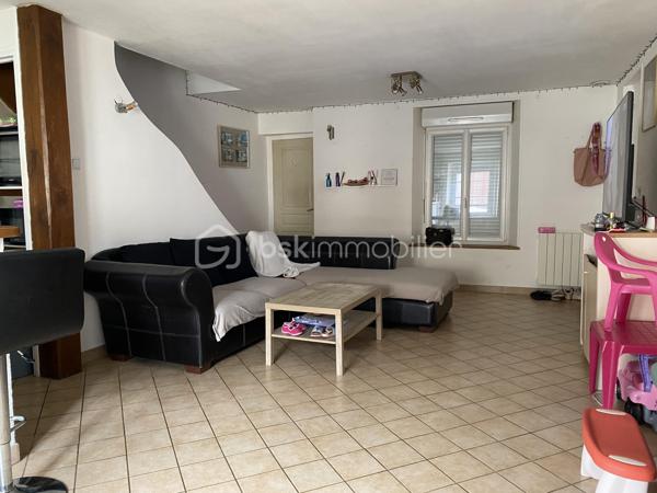 Duplex 55 m² en plein cœur de Châteauneuf-en-Thymerais – Nature et commodités à pied

Idéalement situé en centre-ville, dans une petite copropriété calme de seulement 8 logements, cet appartement de 55 m² saura vous séduire par son agencement fonctionnel et son environnement privilégié.

Au rez-de-chaussée, vous découvrirez une belle pièce de vie conviviale avec cuisine ouverte sur le salon-séjour, parfaite pour partager des moments en famille ou entre amis.
Une salle de bain équipée d’une grande baignoire ainsi qu’un WC complètent ce niveau.
À l’étage, l’espace nuit offre deux chambres confortables.

Vous bénéficierez d’un emplacement recherché avec tous les commerces, services et établissements scolaires accessibles à pied : école maternelle, primaire et collège. Les transports scolaires pour le lycée sont assurés.

Les amoureux de la nature apprécieront la proximité immédiate de la forêt domaniale, idéale pour les randonnées, balades et activités sportives en plein air.

Les atouts :
Duplex fonctionnel
Petite copropriété calme
Centre-ville et commerces à pied
Écoles et transports scolaires à proximité
Environnement naturel privilégié

Un bien idéal pour un premier achat, un jeune couple ou un investissement locatif.

À visiter rapidement !