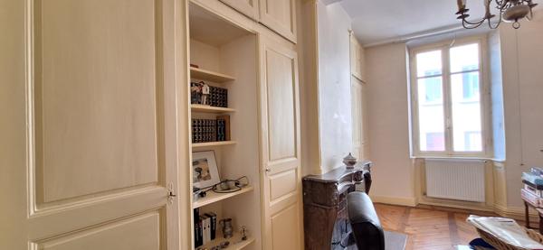 Bourg En Bresse ,en hyper centre , belle maison de ville  avec 2 logements de  262 m2 + avec studio independant + local commercial loué sur 275 m2 de terrain clos