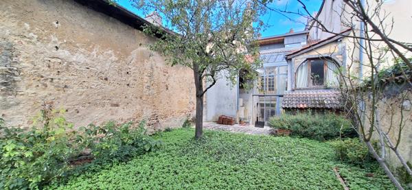 Bourg En Bresse ,en hyper centre , belle maison de ville  avec 2 logements de  262 m2 + avec studio independant + local commercial loué sur 275 m2 de terrain clos