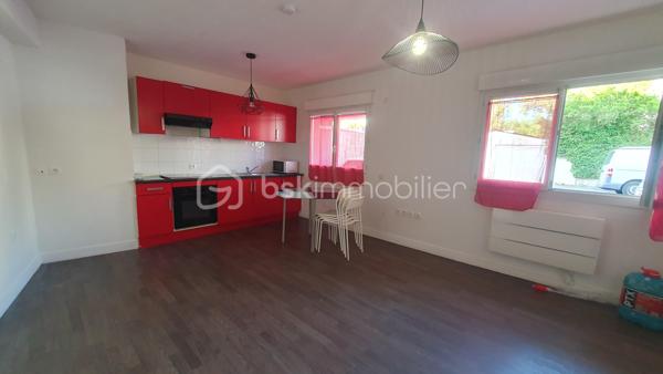 Quartier Mare au Clerc, proche du sacré coeur et de l'arret du tramway, je vous propose cet appartement de type F3 de 58m², situé au rez de chaussée d'une petite copropriété dans une rue pavillonnaire.
L'appartement est composé d'un séjour ouvert sur une cuisine aménagée et équipée 22m² et d'un couloir desservant 2 chambres ( 10 et 13m²) et une grande salle de bains avec wc.
Avec cet appartement , vous disposerez d'une place de parking 
Cet appartement est idéal pour un 1er achat ou investissement locatif
Le chauffage est individuel et électrique
Les charges s'élèvent à 45€ / mois
Pour plus de renseignements, je reste à votre disposition