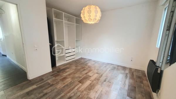 Quartier Mare au Clerc, proche du sacré coeur et de l'arret du tramway, je vous propose cet appartement de type F3 de 58m², situé au rez de chaussée d'une petite copropriété dans une rue pavillonnaire.
L'appartement est composé d'un séjour ouvert sur une cuisine aménagée et équipée 22m² et d'un couloir desservant 2 chambres ( 10 et 13m²) et une grande salle de bains avec wc.
Avec cet appartement , vous disposerez d'une place de parking 
Cet appartement est idéal pour un 1er achat ou investissement locatif
Le chauffage est individuel et électrique
Les charges s'élèvent à 45€ / mois
Pour plus de renseignements, je reste à votre disposition