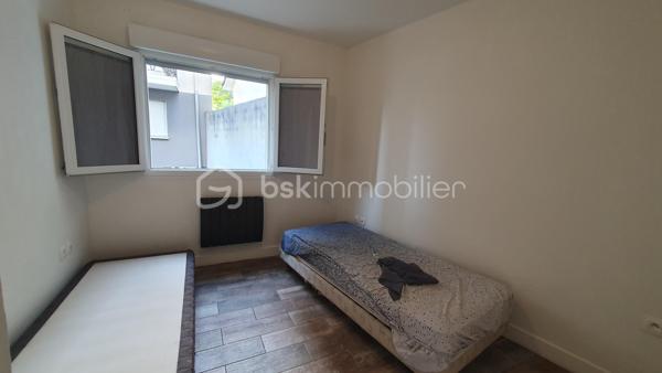 Quartier Mare au Clerc, proche du sacré coeur et de l'arret du tramway, je vous propose cet appartement de type F3 de 58m², situé au rez de chaussée d'une petite copropriété dans une rue pavillonnaire.
L'appartement est composé d'un séjour ouvert sur une cuisine aménagée et équipée 22m² et d'un couloir desservant 2 chambres ( 10 et 13m²) et une grande salle de bains avec wc.
Avec cet appartement , vous disposerez d'une place de parking 
Cet appartement est idéal pour un 1er achat ou investissement locatif
Le chauffage est individuel et électrique
Les charges s'élèvent à 45€ / mois
Pour plus de renseignements, je reste à votre disposition