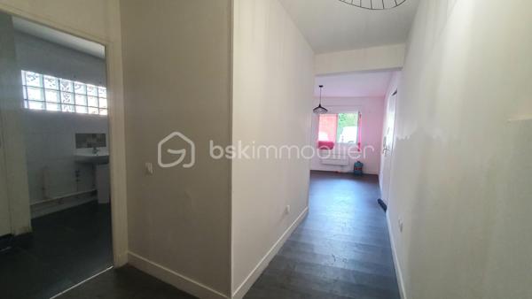 Quartier Mare au Clerc, proche du sacré coeur et de l'arret du tramway, je vous propose cet appartement de type F3 de 58m², situé au rez de chaussée d'une petite copropriété dans une rue pavillonnaire.
L'appartement est composé d'un séjour ouvert sur une cuisine aménagée et équipée 22m² et d'un couloir desservant 2 chambres ( 10 et 13m²) et une grande salle de bains avec wc.
Avec cet appartement , vous disposerez d'une place de parking 
Cet appartement est idéal pour un 1er achat ou investissement locatif
Le chauffage est individuel et électrique
Les charges s'élèvent à 45€ / mois
Pour plus de renseignements, je reste à votre disposition