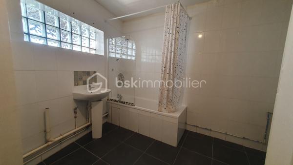 Quartier Mare au Clerc, proche du sacré coeur et de l'arret du tramway, je vous propose cet appartement de type F3 de 58m², situé au rez de chaussée d'une petite copropriété dans une rue pavillonnaire.
L'appartement est composé d'un séjour ouvert sur une cuisine aménagée et équipée 22m² et d'un couloir desservant 2 chambres ( 10 et 13m²) et une grande salle de bains avec wc.
Avec cet appartement , vous disposerez d'une place de parking 
Cet appartement est idéal pour un 1er achat ou investissement locatif
Le chauffage est individuel et électrique
Les charges s'élèvent à 45€ / mois
Pour plus de renseignements, je reste à votre disposition