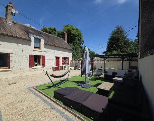 Maison familiale 156m² – 4 chambres – Aucun travaux – Saint-Pryvé-Saint-Mesmin

À seulement 5 minutes d’Orléans, dans un quartier calme et recherché, découvrez cette belle maison familiale de 158 m², idéale pour une grande famille en quête d’espace et de confort.

Ses atouts majeurs :
4 chambres spacieuses et un bureau
2 salles d’eau
Deux grandes pièces de vie lumineuses
Cheminée pour une ambiance chaleureuse
1 cuisine fonctionnelle
Cour pavée agréable pour profiter des beaux jours
Extérieur de caractère avec murs en pierre enduits
Aucun travaux à prévoir

Volumes généreux, charme, fonctionnalité… cette maison offre un cadre de vie confortable et pratique, à proximité immédiate des écoles, commerces et axes rapides.

Emplacement  calme tout en restant proche de tout.

Une opportunité idéale pour une famille qui souhaite s’installer rapidement dans un secteur prisé.