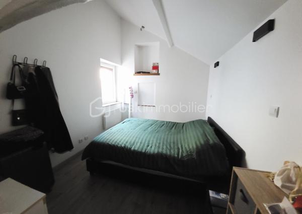 Maison familiale 156m² – 4 chambres – Aucun travaux – Saint-Pryvé-Saint-Mesmin

À seulement 5 minutes d’Orléans, dans un quartier calme et recherché, découvrez cette belle maison familiale de 158 m², idéale pour une grande famille en quête d’espace et de confort.

Ses atouts majeurs :
4 chambres spacieuses et un bureau
2 salles d’eau
Deux grandes pièces de vie lumineuses
Cheminée pour une ambiance chaleureuse
1 cuisine fonctionnelle
Cour pavée agréable pour profiter des beaux jours
Extérieur de caractère avec murs en pierre enduits
Aucun travaux à prévoir

Volumes généreux, charme, fonctionnalité… cette maison offre un cadre de vie confortable et pratique, à proximité immédiate des écoles, commerces et axes rapides.

Emplacement  calme tout en restant proche de tout.

Une opportunité idéale pour une famille qui souhaite s’installer rapidement dans un secteur prisé.