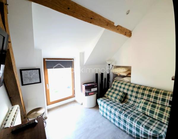 Maison familiale 156m² – 4 chambres – Aucun travaux – Saint-Pryvé-Saint-Mesmin

À seulement 5 minutes d’Orléans, dans un quartier calme et recherché, découvrez cette belle maison familiale de 158 m², idéale pour une grande famille en quête d’espace et de confort.

Ses atouts majeurs :
4 chambres spacieuses et un bureau
2 salles d’eau
Deux grandes pièces de vie lumineuses
Cheminée pour une ambiance chaleureuse
1 cuisine fonctionnelle
Cour pavée agréable pour profiter des beaux jours
Extérieur de caractère avec murs en pierre enduits
Aucun travaux à prévoir

Volumes généreux, charme, fonctionnalité… cette maison offre un cadre de vie confortable et pratique, à proximité immédiate des écoles, commerces et axes rapides.

Emplacement  calme tout en restant proche de tout.

Une opportunité idéale pour une famille qui souhaite s’installer rapidement dans un secteur prisé.