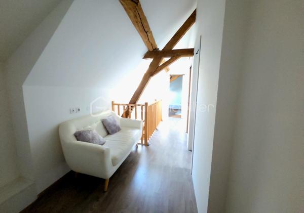 Maison familiale 156m² – 4 chambres – Aucun travaux – Saint-Pryvé-Saint-Mesmin

À seulement 5 minutes d’Orléans, dans un quartier calme et recherché, découvrez cette belle maison familiale de 158 m², idéale pour une grande famille en quête d’espace et de confort.

Ses atouts majeurs :
4 chambres spacieuses et un bureau
2 salles d’eau
Deux grandes pièces de vie lumineuses
Cheminée pour une ambiance chaleureuse
1 cuisine fonctionnelle
Cour pavée agréable pour profiter des beaux jours
Extérieur de caractère avec murs en pierre enduits
Aucun travaux à prévoir

Volumes généreux, charme, fonctionnalité… cette maison offre un cadre de vie confortable et pratique, à proximité immédiate des écoles, commerces et axes rapides.

Emplacement  calme tout en restant proche de tout.

Une opportunité idéale pour une famille qui souhaite s’installer rapidement dans un secteur prisé.