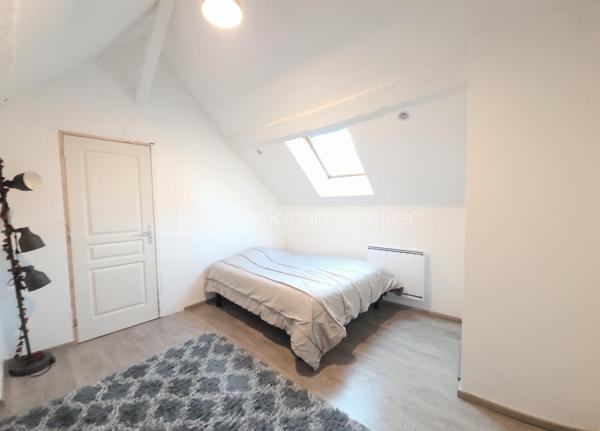 Maison familiale 156m² – 4 chambres – Aucun travaux – Saint-Pryvé-Saint-Mesmin

À seulement 5 minutes d’Orléans, dans un quartier calme et recherché, découvrez cette belle maison familiale de 158 m², idéale pour une grande famille en quête d’espace et de confort.

Ses atouts majeurs :
4 chambres spacieuses et un bureau
2 salles d’eau
Deux grandes pièces de vie lumineuses
Cheminée pour une ambiance chaleureuse
1 cuisine fonctionnelle
Cour pavée agréable pour profiter des beaux jours
Extérieur de caractère avec murs en pierre enduits
Aucun travaux à prévoir

Volumes généreux, charme, fonctionnalité… cette maison offre un cadre de vie confortable et pratique, à proximité immédiate des écoles, commerces et axes rapides.

Emplacement  calme tout en restant proche de tout.

Une opportunité idéale pour une famille qui souhaite s’installer rapidement dans un secteur prisé.