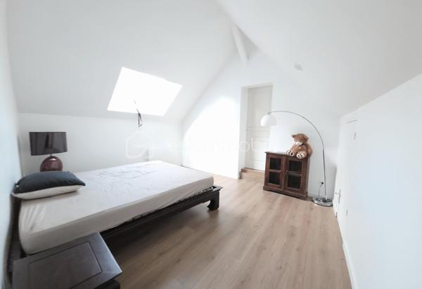 Maison familiale 156m² – 4 chambres – Aucun travaux – Saint-Pryvé-Saint-Mesmin

À seulement 5 minutes d’Orléans, dans un quartier calme et recherché, découvrez cette belle maison familiale de 158 m², idéale pour une grande famille en quête d’espace et de confort.

Ses atouts majeurs :
4 chambres spacieuses et un bureau
2 salles d’eau
Deux grandes pièces de vie lumineuses
Cheminée pour une ambiance chaleureuse
1 cuisine fonctionnelle
Cour pavée agréable pour profiter des beaux jours
Extérieur de caractère avec murs en pierre enduits
Aucun travaux à prévoir

Volumes généreux, charme, fonctionnalité… cette maison offre un cadre de vie confortable et pratique, à proximité immédiate des écoles, commerces et axes rapides.

Emplacement  calme tout en restant proche de tout.

Une opportunité idéale pour une famille qui souhaite s’installer rapidement dans un secteur prisé.