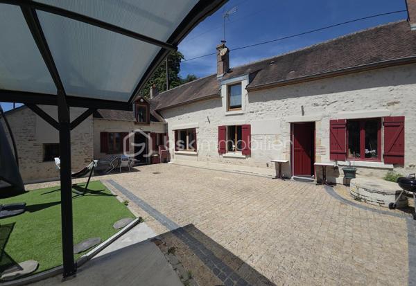 Maison familiale 156m² – 4 chambres – Aucun travaux – Saint-Pryvé-Saint-Mesmin

À seulement 5 minutes d’Orléans, dans un quartier calme et recherché, découvrez cette belle maison familiale de 158 m², idéale pour une grande famille en quête d’espace et de confort.

Ses atouts majeurs :
4 chambres spacieuses et un bureau
2 salles d’eau
Deux grandes pièces de vie lumineuses
Cheminée pour une ambiance chaleureuse
1 cuisine fonctionnelle
Cour pavée agréable pour profiter des beaux jours
Extérieur de caractère avec murs en pierre enduits
Aucun travaux à prévoir

Volumes généreux, charme, fonctionnalité… cette maison offre un cadre de vie confortable et pratique, à proximité immédiate des écoles, commerces et axes rapides.

Emplacement  calme tout en restant proche de tout.

Une opportunité idéale pour une famille qui souhaite s’installer rapidement dans un secteur prisé.