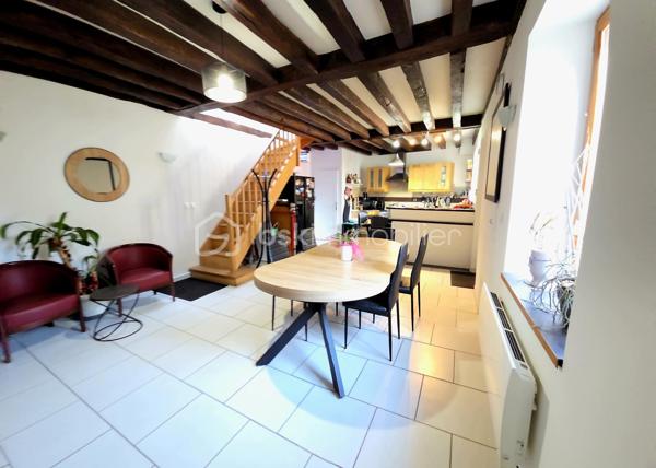 Maison familiale 156m² – 4 chambres – Aucun travaux – Saint-Pryvé-Saint-Mesmin

À seulement 5 minutes d’Orléans, dans un quartier calme et recherché, découvrez cette belle maison familiale de 158 m², idéale pour une grande famille en quête d’espace et de confort.

Ses atouts majeurs :
4 chambres spacieuses et un bureau
2 salles d’eau
Deux grandes pièces de vie lumineuses
Cheminée pour une ambiance chaleureuse
1 cuisine fonctionnelle
Cour pavée agréable pour profiter des beaux jours
Extérieur de caractère avec murs en pierre enduits
Aucun travaux à prévoir

Volumes généreux, charme, fonctionnalité… cette maison offre un cadre de vie confortable et pratique, à proximité immédiate des écoles, commerces et axes rapides.

Emplacement  calme tout en restant proche de tout.

Une opportunité idéale pour une famille qui souhaite s’installer rapidement dans un secteur prisé.