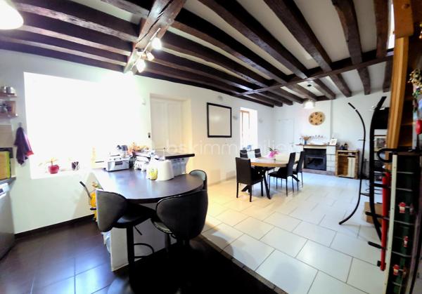 Maison familiale 156m² – 4 chambres – Aucun travaux – Saint-Pryvé-Saint-Mesmin

À seulement 5 minutes d’Orléans, dans un quartier calme et recherché, découvrez cette belle maison familiale de 158 m², idéale pour une grande famille en quête d’espace et de confort.

Ses atouts majeurs :
4 chambres spacieuses et un bureau
2 salles d’eau
Deux grandes pièces de vie lumineuses
Cheminée pour une ambiance chaleureuse
1 cuisine fonctionnelle
Cour pavée agréable pour profiter des beaux jours
Extérieur de caractère avec murs en pierre enduits
Aucun travaux à prévoir

Volumes généreux, charme, fonctionnalité… cette maison offre un cadre de vie confortable et pratique, à proximité immédiate des écoles, commerces et axes rapides.

Emplacement  calme tout en restant proche de tout.

Une opportunité idéale pour une famille qui souhaite s’installer rapidement dans un secteur prisé.