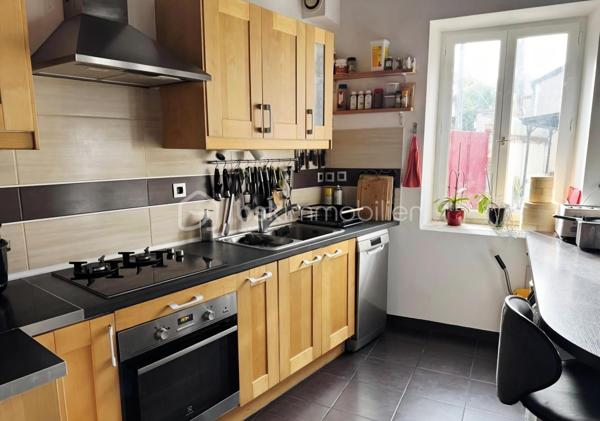 Maison familiale 156m² – 4 chambres – Aucun travaux – Saint-Pryvé-Saint-Mesmin

À seulement 5 minutes d’Orléans, dans un quartier calme et recherché, découvrez cette belle maison familiale de 158 m², idéale pour une grande famille en quête d’espace et de confort.

Ses atouts majeurs :
4 chambres spacieuses et un bureau
2 salles d’eau
Deux grandes pièces de vie lumineuses
Cheminée pour une ambiance chaleureuse
1 cuisine fonctionnelle
Cour pavée agréable pour profiter des beaux jours
Extérieur de caractère avec murs en pierre enduits
Aucun travaux à prévoir

Volumes généreux, charme, fonctionnalité… cette maison offre un cadre de vie confortable et pratique, à proximité immédiate des écoles, commerces et axes rapides.

Emplacement  calme tout en restant proche de tout.

Une opportunité idéale pour une famille qui souhaite s’installer rapidement dans un secteur prisé.