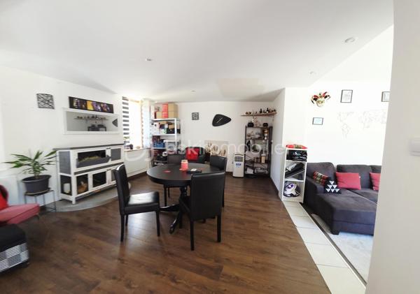 Maison familiale 156m² – 4 chambres – Aucun travaux – Saint-Pryvé-Saint-Mesmin

À seulement 5 minutes d’Orléans, dans un quartier calme et recherché, découvrez cette belle maison familiale de 158 m², idéale pour une grande famille en quête d’espace et de confort.

Ses atouts majeurs :
4 chambres spacieuses et un bureau
2 salles d’eau
Deux grandes pièces de vie lumineuses
Cheminée pour une ambiance chaleureuse
1 cuisine fonctionnelle
Cour pavée agréable pour profiter des beaux jours
Extérieur de caractère avec murs en pierre enduits
Aucun travaux à prévoir

Volumes généreux, charme, fonctionnalité… cette maison offre un cadre de vie confortable et pratique, à proximité immédiate des écoles, commerces et axes rapides.

Emplacement  calme tout en restant proche de tout.

Une opportunité idéale pour une famille qui souhaite s’installer rapidement dans un secteur prisé.