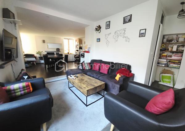 Maison familiale 156m² – 4 chambres – Aucun travaux – Saint-Pryvé-Saint-Mesmin

À seulement 5 minutes d’Orléans, dans un quartier calme et recherché, découvrez cette belle maison familiale de 158 m², idéale pour une grande famille en quête d’espace et de confort.

Ses atouts majeurs :
4 chambres spacieuses et un bureau
2 salles d’eau
Deux grandes pièces de vie lumineuses
Cheminée pour une ambiance chaleureuse
1 cuisine fonctionnelle
Cour pavée agréable pour profiter des beaux jours
Extérieur de caractère avec murs en pierre enduits
Aucun travaux à prévoir

Volumes généreux, charme, fonctionnalité… cette maison offre un cadre de vie confortable et pratique, à proximité immédiate des écoles, commerces et axes rapides.

Emplacement  calme tout en restant proche de tout.

Une opportunité idéale pour une famille qui souhaite s’installer rapidement dans un secteur prisé.