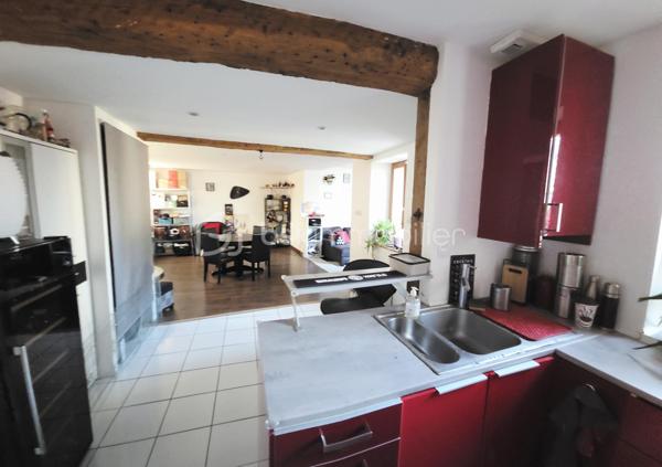 Maison familiale 156m² – 4 chambres – Aucun travaux – Saint-Pryvé-Saint-Mesmin

À seulement 5 minutes d’Orléans, dans un quartier calme et recherché, découvrez cette belle maison familiale de 158 m², idéale pour une grande famille en quête d’espace et de confort.

Ses atouts majeurs :
4 chambres spacieuses et un bureau
2 salles d’eau
Deux grandes pièces de vie lumineuses
Cheminée pour une ambiance chaleureuse
1 cuisine fonctionnelle
Cour pavée agréable pour profiter des beaux jours
Extérieur de caractère avec murs en pierre enduits
Aucun travaux à prévoir

Volumes généreux, charme, fonctionnalité… cette maison offre un cadre de vie confortable et pratique, à proximité immédiate des écoles, commerces et axes rapides.

Emplacement  calme tout en restant proche de tout.

Une opportunité idéale pour une famille qui souhaite s’installer rapidement dans un secteur prisé.