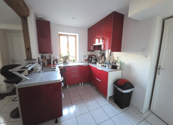 Maison familiale 156m² – 4 chambres – Aucun travaux – Saint-Pryvé-Saint-Mesmin

À seulement 5 minutes d’Orléans, dans un quartier calme et recherché, découvrez cette belle maison familiale de 158 m², idéale pour une grande famille en quête d’espace et de confort.

Ses atouts majeurs :
4 chambres spacieuses et un bureau
2 salles d’eau
Deux grandes pièces de vie lumineuses
Cheminée pour une ambiance chaleureuse
1 cuisine fonctionnelle
Cour pavée agréable pour profiter des beaux jours
Extérieur de caractère avec murs en pierre enduits
Aucun travaux à prévoir

Volumes généreux, charme, fonctionnalité… cette maison offre un cadre de vie confortable et pratique, à proximité immédiate des écoles, commerces et axes rapides.

Emplacement  calme tout en restant proche de tout.

Une opportunité idéale pour une famille qui souhaite s’installer rapidement dans un secteur prisé.