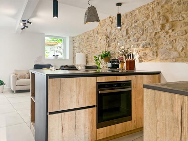 Maison de pierres au port rive droite