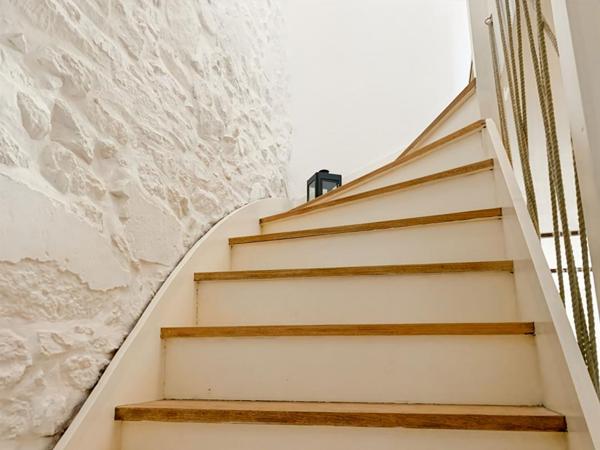 Maison de pierres au port rive droite