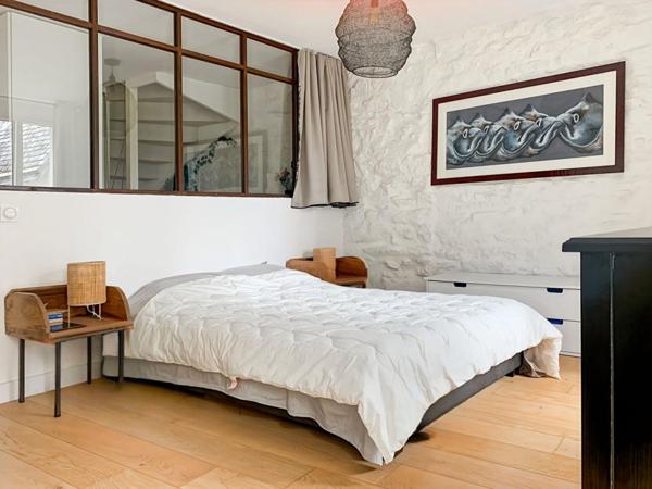 Maison de pierres au port rive droite