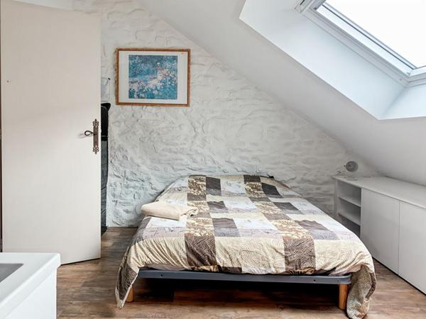 Maison de pierres au port rive droite