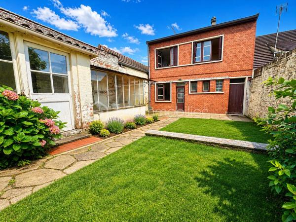 🏡 NOUVEAUTÉ - Rare sur le secteur située en plein centre ville d'estrées saint Denis ! 

Découvrez cette superbe maison de village familiale posée sur un magnifique terrain de 796 m², idéale pour les amoureux d'espace et de tranquillité.
Qelques rafraichissements à prévoir pour optimiser le potentiel de ce bien.

✨ Ce qui vous attend à l'intérieur :
        •	         RDC : Une entrée fonctionnelle avec placard, un garage, une pièce de vie chaleureuse avec cuisine aménagée ouverte, une salle d'eau et un WC indépendant.
        •	         À l'étage : L'espace parfait pour les enfants et les parents ! 4 chambres confortables, un vrai dressing et une  salle de jeux.

🌳 Côté jardin : Profitez d'un bel extérieur avec des bâtiments de rangement et surtout une superbe grange de 33 m², idéale pour un artisan, un projet d'atelier d'artiste !

Contactez-moi dès aujourd'hui pour planifier votre visite !

Estrées-Saint-Denis offre tous les avantages de la ville : écoles maternelles et primaires, collège, lycée agricole, restauration scolaire et périscolaire.  Médecins et professions paramédicales, une résidence accueille les personnes âgées, les commerces de proximité sont situés au centre-ville.
La vitalité d'une trentaine d'associations aussi bien sportives que culturelles en fait un lieu dynamique de rencontres et d'échanges. Les nombreuses installations sportives permettent à tous des loisirs variés.
L'environnement rural préservé, permet de vivre tranquillement, en restant proche de l'agglomération compiégnoise et fait d'Estrées-Saint-Denis une « ville à la campagne » où il fait bon vivre au XXIème siècle.
Votre agent commercial BSK immobilier, Francis BRICOUT (EI) inscrit au RCS de COMPIEGNE(60) n° 909  770 273