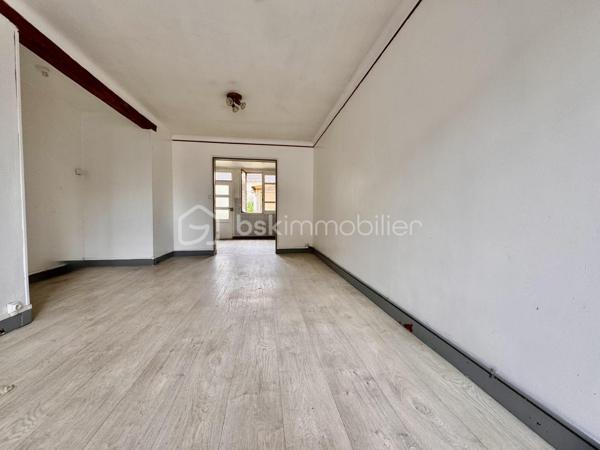 🏡 NOUVEAUTÉ - Rare sur le secteur située en plein centre ville d'estrées saint Denis ! 

Découvrez cette superbe maison de village familiale posée sur un magnifique terrain de 796 m², idéale pour les amoureux d'espace et de tranquillité.
Qelques rafraichissements à prévoir pour optimiser le potentiel de ce bien.

✨ Ce qui vous attend à l'intérieur :
        •	         RDC : Une entrée fonctionnelle avec placard, un garage, une pièce de vie chaleureuse avec cuisine aménagée ouverte, une salle d'eau et un WC indépendant.
        •	         À l'étage : L'espace parfait pour les enfants et les parents ! 4 chambres confortables, un vrai dressing et une  salle de jeux.

🌳 Côté jardin : Profitez d'un bel extérieur avec des bâtiments de rangement et surtout une superbe grange de 33 m², idéale pour un artisan, un projet d'atelier d'artiste !

Contactez-moi dès aujourd'hui pour planifier votre visite !

Estrées-Saint-Denis offre tous les avantages de la ville : écoles maternelles et primaires, collège, lycée agricole, restauration scolaire et périscolaire.  Médecins et professions paramédicales, une résidence accueille les personnes âgées, les commerces de proximité sont situés au centre-ville.
La vitalité d'une trentaine d'associations aussi bien sportives que culturelles en fait un lieu dynamique de rencontres et d'échanges. Les nombreuses installations sportives permettent à tous des loisirs variés.
L'environnement rural préservé, permet de vivre tranquillement, en restant proche de l'agglomération compiégnoise et fait d'Estrées-Saint-Denis une « ville à la campagne » où il fait bon vivre au XXIème siècle.
Votre agent commercial BSK immobilier, Francis BRICOUT (EI) inscrit au RCS de COMPIEGNE(60) n° 909  770 273