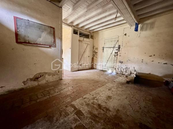 🏡 NOUVEAUTÉ - Rare sur le secteur située en plein centre ville d'estrées saint Denis ! 

Découvrez cette superbe maison de village familiale posée sur un magnifique terrain de 796 m², idéale pour les amoureux d'espace et de tranquillité.
Qelques rafraichissements à prévoir pour optimiser le potentiel de ce bien.

✨ Ce qui vous attend à l'intérieur :
        •	         RDC : Une entrée fonctionnelle avec placard, un garage, une pièce de vie chaleureuse avec cuisine aménagée ouverte, une salle d'eau et un WC indépendant.
        •	         À l'étage : L'espace parfait pour les enfants et les parents ! 4 chambres confortables, un vrai dressing et une  salle de jeux.

🌳 Côté jardin : Profitez d'un bel extérieur avec des bâtiments de rangement et surtout une superbe grange de 33 m², idéale pour un artisan, un projet d'atelier d'artiste !

Contactez-moi dès aujourd'hui pour planifier votre visite !

Estrées-Saint-Denis offre tous les avantages de la ville : écoles maternelles et primaires, collège, lycée agricole, restauration scolaire et périscolaire.  Médecins et professions paramédicales, une résidence accueille les personnes âgées, les commerces de proximité sont situés au centre-ville.
La vitalité d'une trentaine d'associations aussi bien sportives que culturelles en fait un lieu dynamique de rencontres et d'échanges. Les nombreuses installations sportives permettent à tous des loisirs variés.
L'environnement rural préservé, permet de vivre tranquillement, en restant proche de l'agglomération compiégnoise et fait d'Estrées-Saint-Denis une « ville à la campagne » où il fait bon vivre au XXIème siècle.
Votre agent commercial BSK immobilier, Francis BRICOUT (EI) inscrit au RCS de COMPIEGNE(60) n° 909  770 273