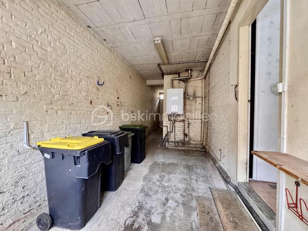 🏡 NOUVEAUTÉ - Rare sur le secteur située en plein centre ville d'estrées saint Denis ! 

Découvrez cette superbe maison de village familiale posée sur un magnifique terrain de 796 m², idéale pour les amoureux d'espace et de tranquillité.
Qelques rafraichissements à prévoir pour optimiser le potentiel de ce bien.

✨ Ce qui vous attend à l'intérieur :
        •	         RDC : Une entrée fonctionnelle avec placard, un garage, une pièce de vie chaleureuse avec cuisine aménagée ouverte, une salle d'eau et un WC indépendant.
        •	         À l'étage : L'espace parfait pour les enfants et les parents ! 4 chambres confortables, un vrai dressing et une  salle de jeux.

🌳 Côté jardin : Profitez d'un bel extérieur avec des bâtiments de rangement et surtout une superbe grange de 33 m², idéale pour un artisan, un projet d'atelier d'artiste !

Contactez-moi dès aujourd'hui pour planifier votre visite !

Estrées-Saint-Denis offre tous les avantages de la ville : écoles maternelles et primaires, collège, lycée agricole, restauration scolaire et périscolaire.  Médecins et professions paramédicales, une résidence accueille les personnes âgées, les commerces de proximité sont situés au centre-ville.
La vitalité d'une trentaine d'associations aussi bien sportives que culturelles en fait un lieu dynamique de rencontres et d'échanges. Les nombreuses installations sportives permettent à tous des loisirs variés.
L'environnement rural préservé, permet de vivre tranquillement, en restant proche de l'agglomération compiégnoise et fait d'Estrées-Saint-Denis une « ville à la campagne » où il fait bon vivre au XXIème siècle.
Votre agent commercial BSK immobilier, Francis BRICOUT (EI) inscrit au RCS de COMPIEGNE(60) n° 909  770 273
