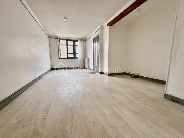 🏡 NOUVEAUTÉ - Rare sur le secteur située en plein centre ville d'estrées saint Denis ! 

Découvrez cette superbe maison de village familiale posée sur un magnifique terrain de 796 m², idéale pour les amoureux d'espace et de tranquillité.
Qelques rafraichissements à prévoir pour optimiser le potentiel de ce bien.

✨ Ce qui vous attend à l'intérieur :
        •	         RDC : Une entrée fonctionnelle avec placard, un garage, une pièce de vie chaleureuse avec cuisine aménagée ouverte, une salle d'eau et un WC indépendant.
        •	         À l'étage : L'espace parfait pour les enfants et les parents ! 4 chambres confortables, un vrai dressing et une  salle de jeux.

🌳 Côté jardin : Profitez d'un bel extérieur avec des bâtiments de rangement et surtout une superbe grange de 33 m², idéale pour un artisan, un projet d'atelier d'artiste !

Contactez-moi dès aujourd'hui pour planifier votre visite !

Estrées-Saint-Denis offre tous les avantages de la ville : écoles maternelles et primaires, collège, lycée agricole, restauration scolaire et périscolaire.  Médecins et professions paramédicales, une résidence accueille les personnes âgées, les commerces de proximité sont situés au centre-ville.
La vitalité d'une trentaine d'associations aussi bien sportives que culturelles en fait un lieu dynamique de rencontres et d'échanges. Les nombreuses installations sportives permettent à tous des loisirs variés.
L'environnement rural préservé, permet de vivre tranquillement, en restant proche de l'agglomération compiégnoise et fait d'Estrées-Saint-Denis une « ville à la campagne » où il fait bon vivre au XXIème siècle.
Votre agent commercial BSK immobilier, Francis BRICOUT (EI) inscrit au RCS de COMPIEGNE(60) n° 909  770 273