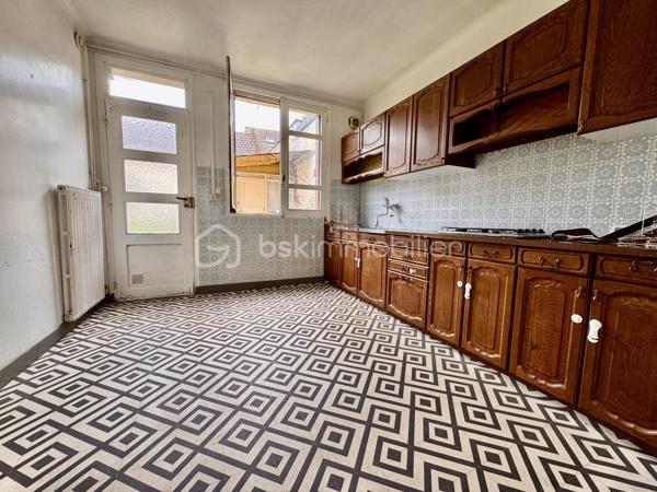 🏡 NOUVEAUTÉ - Rare sur le secteur située en plein centre ville d'estrées saint Denis ! 

Découvrez cette superbe maison de village familiale posée sur un magnifique terrain de 796 m², idéale pour les amoureux d'espace et de tranquillité.
Qelques rafraichissements à prévoir pour optimiser le potentiel de ce bien.

✨ Ce qui vous attend à l'intérieur :
        •	         RDC : Une entrée fonctionnelle avec placard, un garage, une pièce de vie chaleureuse avec cuisine aménagée ouverte, une salle d'eau et un WC indépendant.
        •	         À l'étage : L'espace parfait pour les enfants et les parents ! 4 chambres confortables, un vrai dressing et une  salle de jeux.

🌳 Côté jardin : Profitez d'un bel extérieur avec des bâtiments de rangement et surtout une superbe grange de 33 m², idéale pour un artisan, un projet d'atelier d'artiste !

Contactez-moi dès aujourd'hui pour planifier votre visite !

Estrées-Saint-Denis offre tous les avantages de la ville : écoles maternelles et primaires, collège, lycée agricole, restauration scolaire et périscolaire.  Médecins et professions paramédicales, une résidence accueille les personnes âgées, les commerces de proximité sont situés au centre-ville.
La vitalité d'une trentaine d'associations aussi bien sportives que culturelles en fait un lieu dynamique de rencontres et d'échanges. Les nombreuses installations sportives permettent à tous des loisirs variés.
L'environnement rural préservé, permet de vivre tranquillement, en restant proche de l'agglomération compiégnoise et fait d'Estrées-Saint-Denis une « ville à la campagne » où il fait bon vivre au XXIème siècle.
Votre agent commercial BSK immobilier, Francis BRICOUT (EI) inscrit au RCS de COMPIEGNE(60) n° 909  770 273