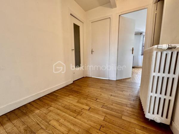 🏡 NOUVEAUTÉ - Rare sur le secteur située en plein centre ville d'estrées saint Denis ! 

Découvrez cette superbe maison de village familiale posée sur un magnifique terrain de 796 m², idéale pour les amoureux d'espace et de tranquillité.
Qelques rafraichissements à prévoir pour optimiser le potentiel de ce bien.

✨ Ce qui vous attend à l'intérieur :
        •	         RDC : Une entrée fonctionnelle avec placard, un garage, une pièce de vie chaleureuse avec cuisine aménagée ouverte, une salle d'eau et un WC indépendant.
        •	         À l'étage : L'espace parfait pour les enfants et les parents ! 4 chambres confortables, un vrai dressing et une  salle de jeux.

🌳 Côté jardin : Profitez d'un bel extérieur avec des bâtiments de rangement et surtout une superbe grange de 33 m², idéale pour un artisan, un projet d'atelier d'artiste !

Contactez-moi dès aujourd'hui pour planifier votre visite !

Estrées-Saint-Denis offre tous les avantages de la ville : écoles maternelles et primaires, collège, lycée agricole, restauration scolaire et périscolaire.  Médecins et professions paramédicales, une résidence accueille les personnes âgées, les commerces de proximité sont situés au centre-ville.
La vitalité d'une trentaine d'associations aussi bien sportives que culturelles en fait un lieu dynamique de rencontres et d'échanges. Les nombreuses installations sportives permettent à tous des loisirs variés.
L'environnement rural préservé, permet de vivre tranquillement, en restant proche de l'agglomération compiégnoise et fait d'Estrées-Saint-Denis une « ville à la campagne » où il fait bon vivre au XXIème siècle.
Votre agent commercial BSK immobilier, Francis BRICOUT (EI) inscrit au RCS de COMPIEGNE(60) n° 909  770 273