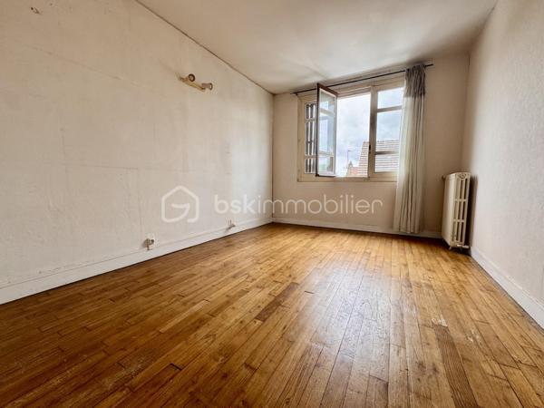 🏡 NOUVEAUTÉ - Rare sur le secteur située en plein centre ville d'estrées saint Denis ! 

Découvrez cette superbe maison de village familiale posée sur un magnifique terrain de 796 m², idéale pour les amoureux d'espace et de tranquillité.
Qelques rafraichissements à prévoir pour optimiser le potentiel de ce bien.

✨ Ce qui vous attend à l'intérieur :
        •	         RDC : Une entrée fonctionnelle avec placard, un garage, une pièce de vie chaleureuse avec cuisine aménagée ouverte, une salle d'eau et un WC indépendant.
        •	         À l'étage : L'espace parfait pour les enfants et les parents ! 4 chambres confortables, un vrai dressing et une  salle de jeux.

🌳 Côté jardin : Profitez d'un bel extérieur avec des bâtiments de rangement et surtout une superbe grange de 33 m², idéale pour un artisan, un projet d'atelier d'artiste !

Contactez-moi dès aujourd'hui pour planifier votre visite !

Estrées-Saint-Denis offre tous les avantages de la ville : écoles maternelles et primaires, collège, lycée agricole, restauration scolaire et périscolaire.  Médecins et professions paramédicales, une résidence accueille les personnes âgées, les commerces de proximité sont situés au centre-ville.
La vitalité d'une trentaine d'associations aussi bien sportives que culturelles en fait un lieu dynamique de rencontres et d'échanges. Les nombreuses installations sportives permettent à tous des loisirs variés.
L'environnement rural préservé, permet de vivre tranquillement, en restant proche de l'agglomération compiégnoise et fait d'Estrées-Saint-Denis une « ville à la campagne » où il fait bon vivre au XXIème siècle.
Votre agent commercial BSK immobilier, Francis BRICOUT (EI) inscrit au RCS de COMPIEGNE(60) n° 909  770 273