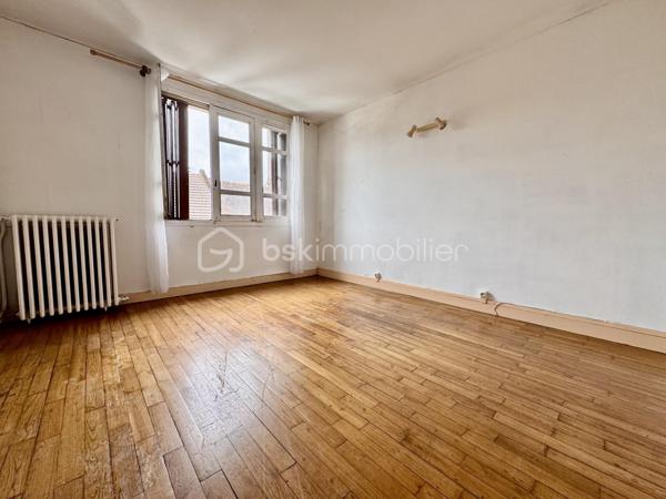 🏡 NOUVEAUTÉ - Rare sur le secteur située en plein centre ville d'estrées saint Denis ! 

Découvrez cette superbe maison de village familiale posée sur un magnifique terrain de 796 m², idéale pour les amoureux d'espace et de tranquillité.
Qelques rafraichissements à prévoir pour optimiser le potentiel de ce bien.

✨ Ce qui vous attend à l'intérieur :
        •	         RDC : Une entrée fonctionnelle avec placard, un garage, une pièce de vie chaleureuse avec cuisine aménagée ouverte, une salle d'eau et un WC indépendant.
        •	         À l'étage : L'espace parfait pour les enfants et les parents ! 4 chambres confortables, un vrai dressing et une  salle de jeux.

🌳 Côté jardin : Profitez d'un bel extérieur avec des bâtiments de rangement et surtout une superbe grange de 33 m², idéale pour un artisan, un projet d'atelier d'artiste !

Contactez-moi dès aujourd'hui pour planifier votre visite !

Estrées-Saint-Denis offre tous les avantages de la ville : écoles maternelles et primaires, collège, lycée agricole, restauration scolaire et périscolaire.  Médecins et professions paramédicales, une résidence accueille les personnes âgées, les commerces de proximité sont situés au centre-ville.
La vitalité d'une trentaine d'associations aussi bien sportives que culturelles en fait un lieu dynamique de rencontres et d'échanges. Les nombreuses installations sportives permettent à tous des loisirs variés.
L'environnement rural préservé, permet de vivre tranquillement, en restant proche de l'agglomération compiégnoise et fait d'Estrées-Saint-Denis une « ville à la campagne » où il fait bon vivre au XXIème siècle.
Votre agent commercial BSK immobilier, Francis BRICOUT (EI) inscrit au RCS de COMPIEGNE(60) n° 909  770 273
