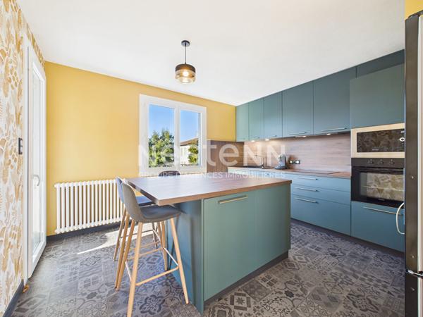 A vendre à Arpajon Sur Cère, sur terrain clos et arboré de 680 m², maison de type 5 avec garage