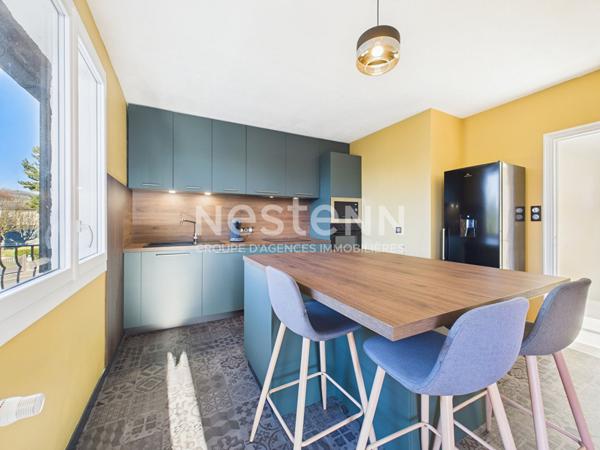 A vendre à Arpajon Sur Cère, sur terrain clos et arboré de 680 m², maison de type 5 avec garage